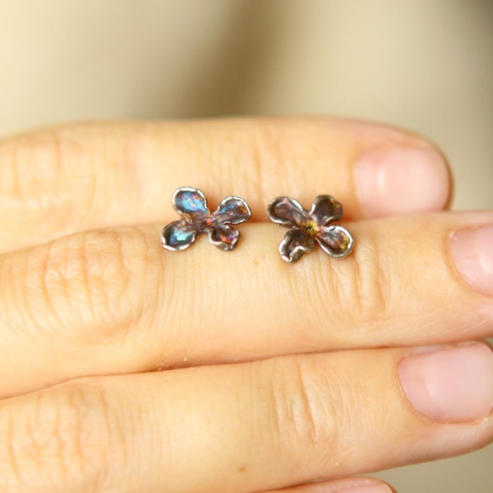 Lilac flower earrings in colored silver - Picture 2 of 3